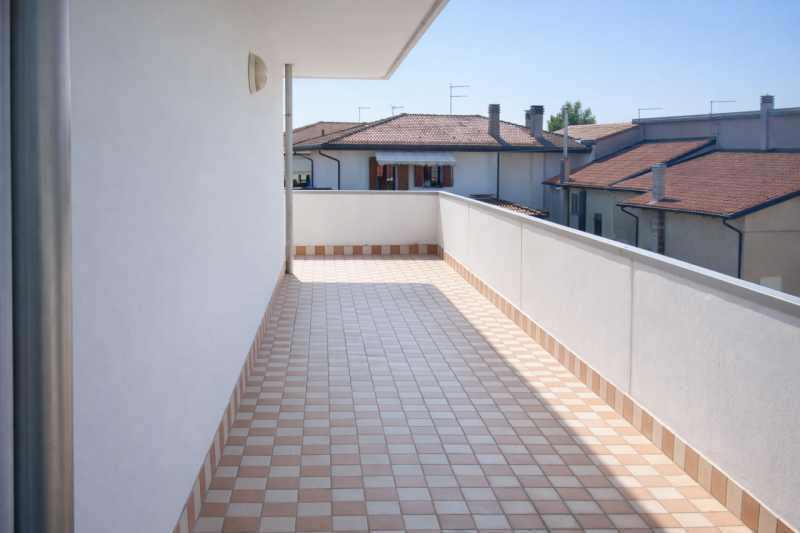 Vendesi a Campolongo Maggiore fabbricato composto da capannone artigianale al piano terra e uffic...