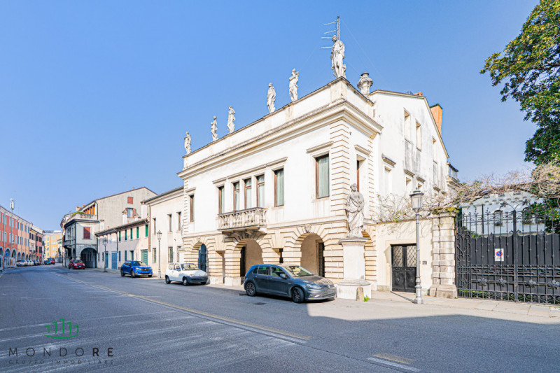 Nel cuore del quartiere Portello nel pieno centro di Padova in particolare nella via Belzoni 65, ...