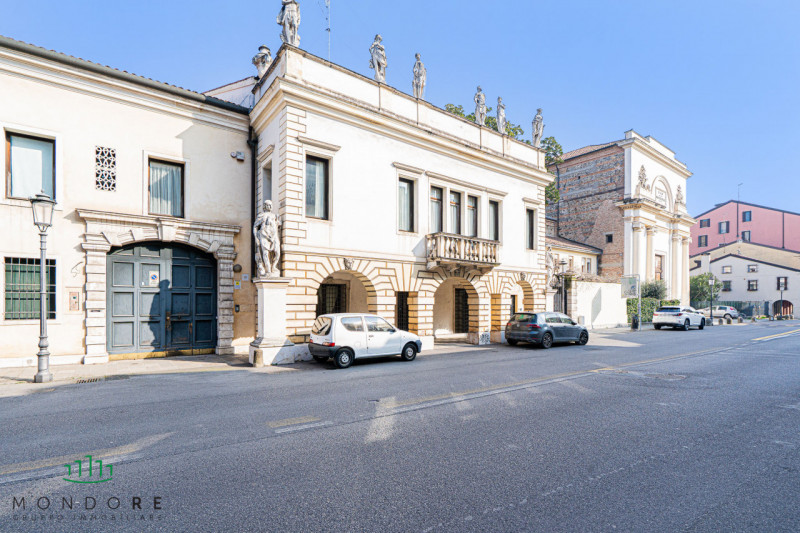 Nel cuore del quartiere Portello nel pieno centro di Padova in particolare nella via Belzoni 65, ...