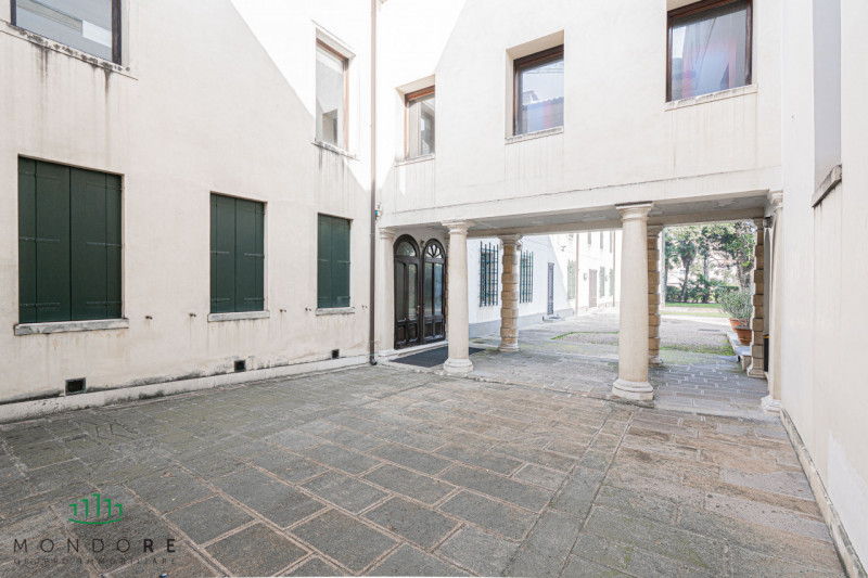 Nel cuore del quartiere Portello nel pieno centro di Padova in particolare nella via Belzoni 65, ...