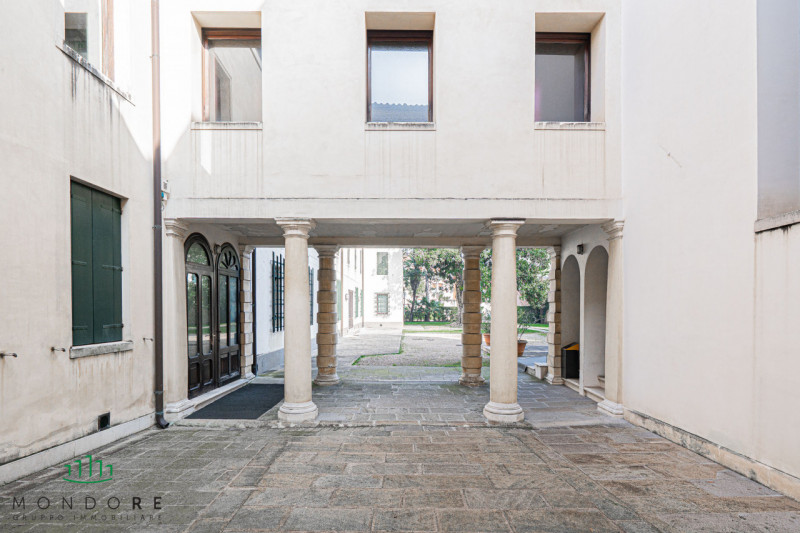 Nel cuore del quartiere Portello nel pieno centro di Padova in particolare nella via Belzoni 65, ...