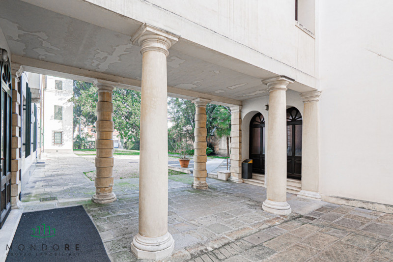 Nel cuore del quartiere Portello nel pieno centro di Padova in particolare nella via Belzoni 65, ...