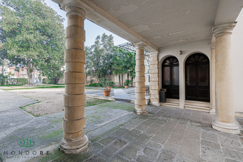 Nel cuore del quartiere Portello nel pieno centro di Padova in particolare nella via Belzoni 65, ...