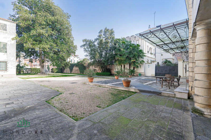 Nel cuore del quartiere Portello nel pieno centro di Padova in particolare nella via Belzoni 65, ...