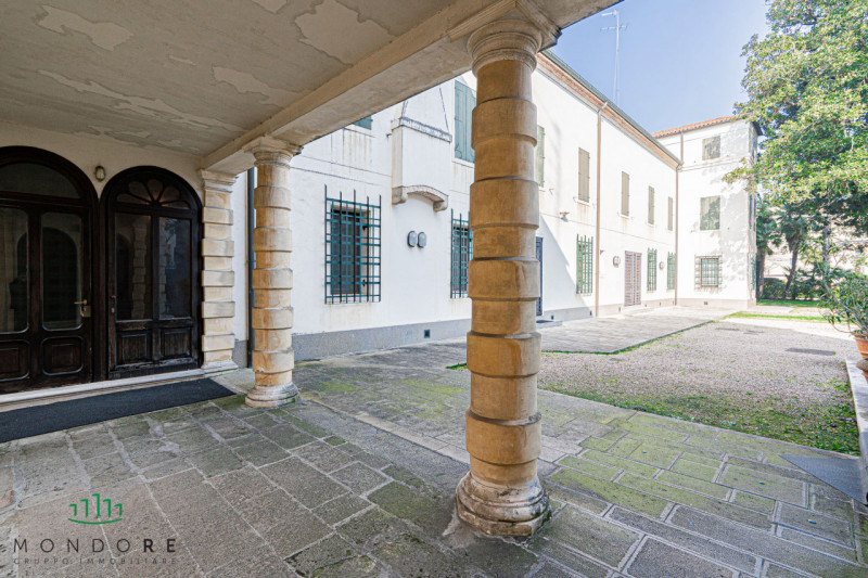 Nel cuore del quartiere Portello nel pieno centro di Padova in particolare nella via Belzoni 65, ...