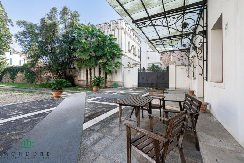 Nel cuore del quartiere Portello nel pieno centro di Padova in particolare nella via Belzoni 65, ...