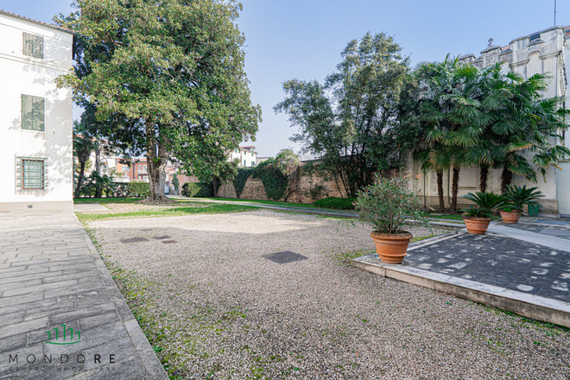 Nel cuore del quartiere Portello nel pieno centro di Padova in particolare nella via Belzoni 65, ...