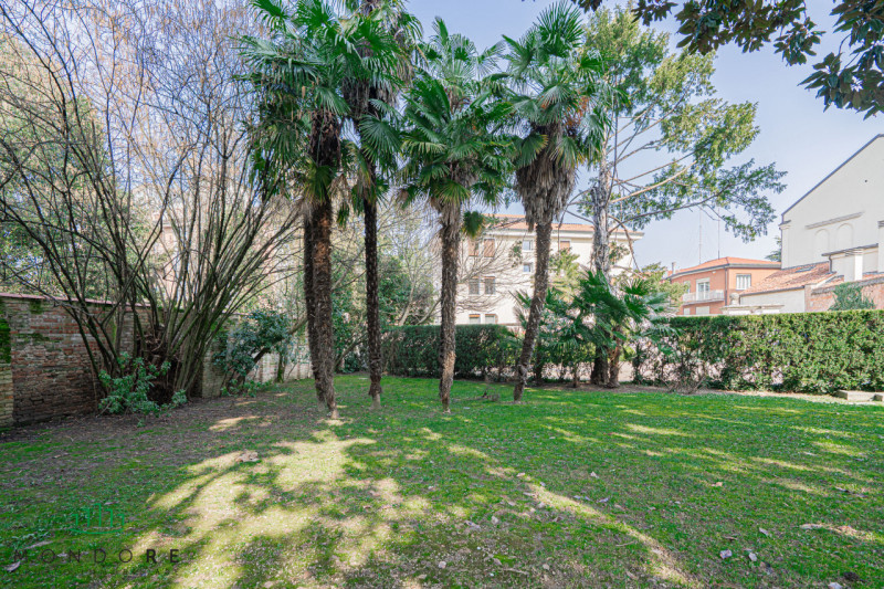 Nel cuore del quartiere Portello nel pieno centro di Padova in particolare nella via Belzoni 65, ...