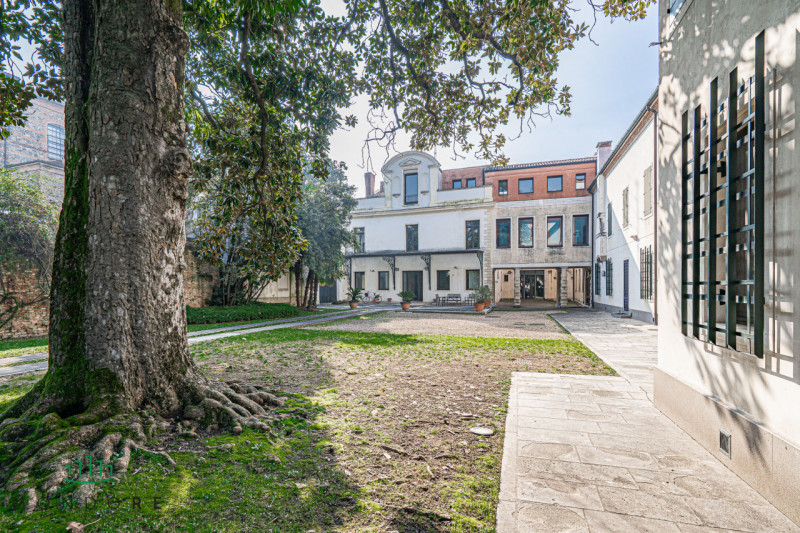 Nel cuore del quartiere Portello nel pieno centro di Padova in particolare nella via Belzoni 65, ...