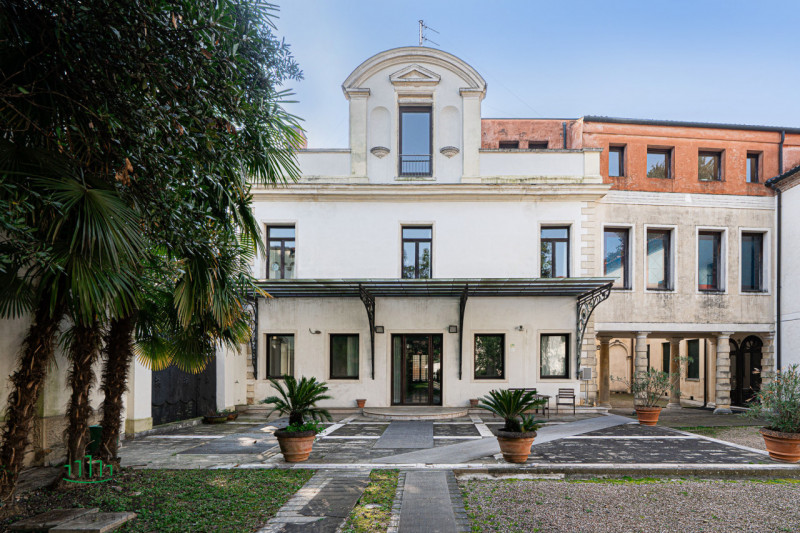 Nel cuore del quartiere Portello nel pieno centro di Padova in particolare nella via Belzoni 65, ...