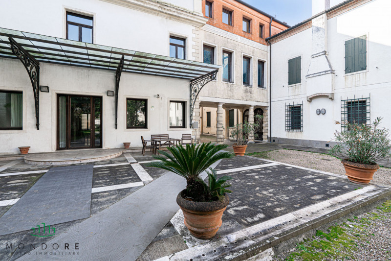 Nel cuore del quartiere Portello nel pieno centro di Padova in particolare nella via Belzoni 65, ...