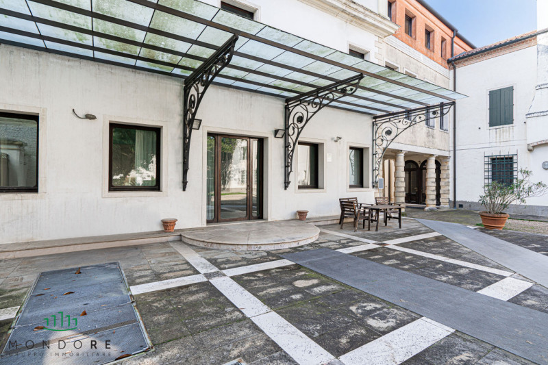 Nel cuore del quartiere Portello nel pieno centro di Padova in particolare nella via Belzoni 65, ...