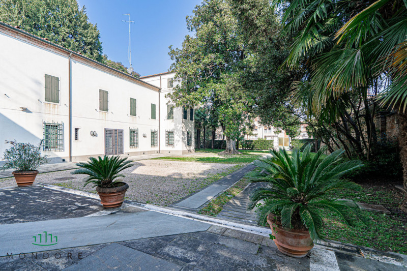 Nel cuore del quartiere Portello nel pieno centro di Padova in particolare nella via Belzoni 65, ...