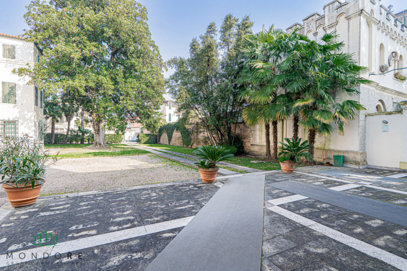 Nel cuore del quartiere Portello nel pieno centro di Padova in particolare nella via Belzoni 65, ...