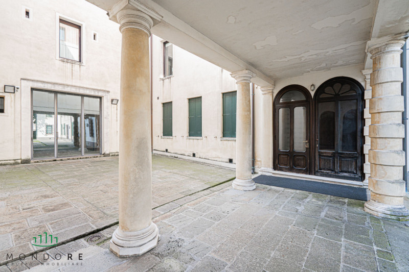 Nel cuore del quartiere Portello nel pieno centro di Padova in particolare nella via Belzoni 65, ...