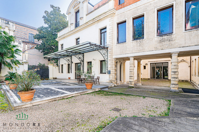 Nel cuore del quartiere Portello nel pieno centro di Padova in particolare nella via Belzoni 65, ...