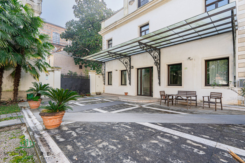 Nel cuore del quartiere Portello nel pieno centro di Padova in particolare nella via Belzoni 65, ...