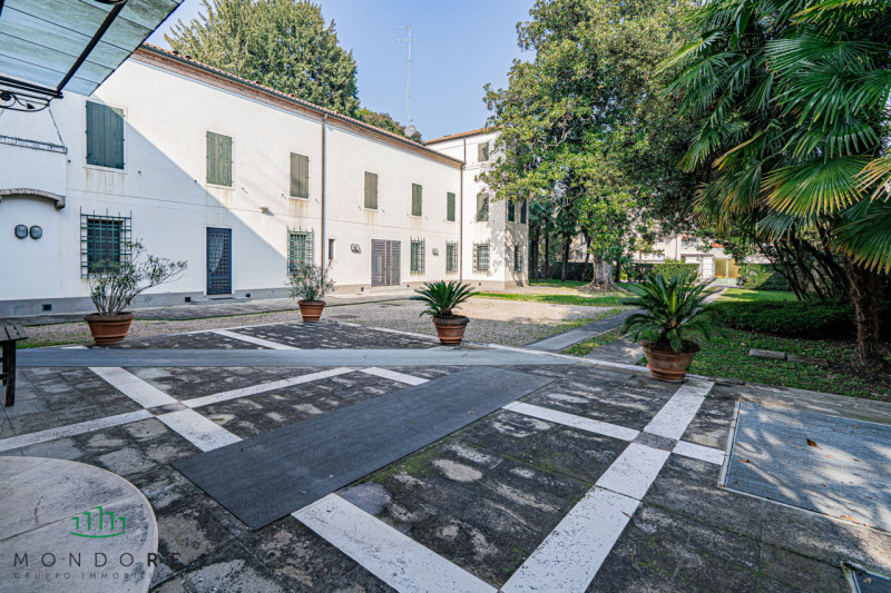 Nel cuore del quartiere Portello nel pieno centro di Padova in particolare nella via Belzoni 65, ...