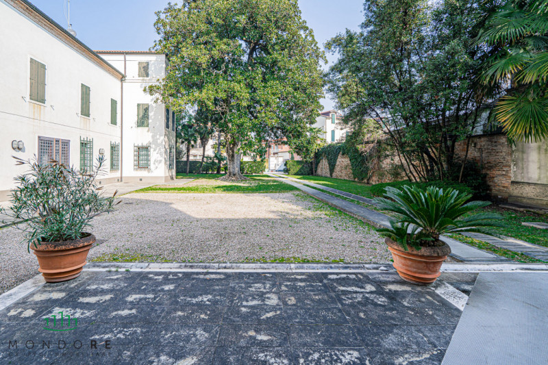 Nel cuore del quartiere Portello nel pieno centro di Padova in particolare nella via Belzoni 65, ...