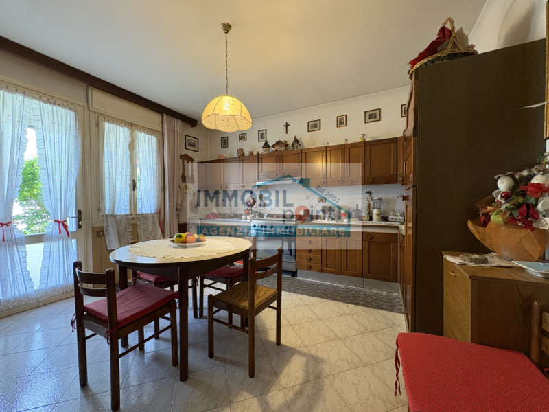 Nel cuore di Veggiano, proponiamo un appartamento in bifamiliare situato interamente al piano ter...