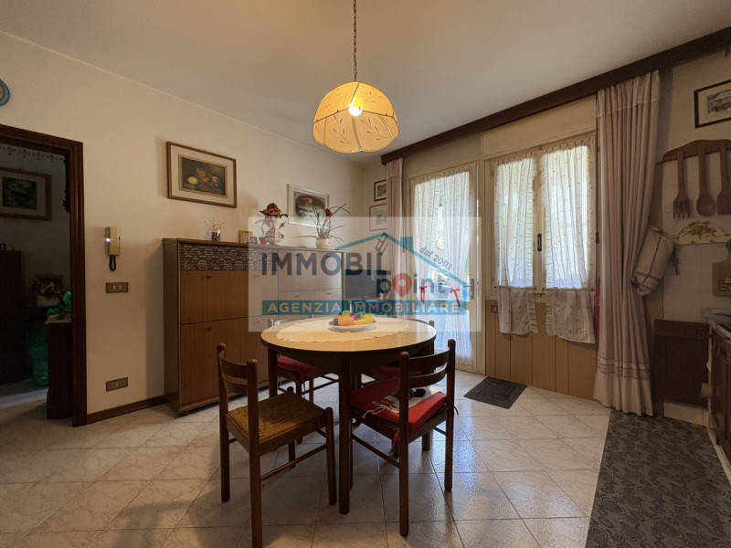 Nel cuore di Veggiano, proponiamo un appartamento in bifamiliare situato interamente al piano ter...