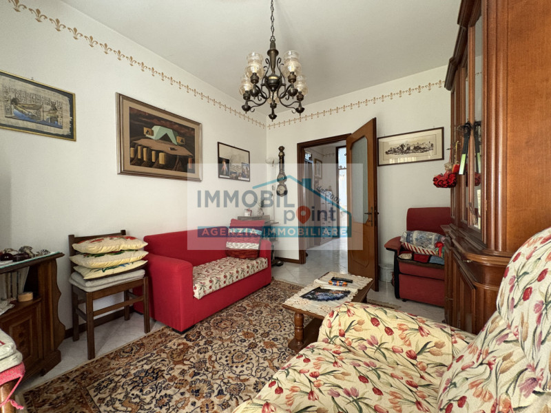 Nel cuore di Veggiano, proponiamo un appartamento in bifamiliare situato interamente al piano ter...