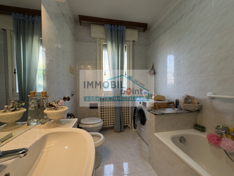 Nel cuore di Veggiano, proponiamo un appartamento in bifamiliare situato interamente al piano ter...