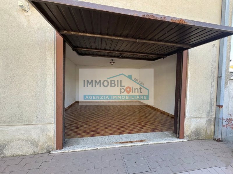 Nel cuore di Veggiano, proponiamo un appartamento in bifamiliare situato interamente al piano ter...