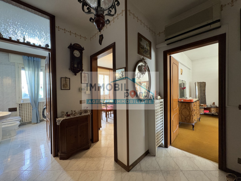 Nel cuore di Veggiano, proponiamo un appartamento in bifamiliare situato interamente al piano ter...