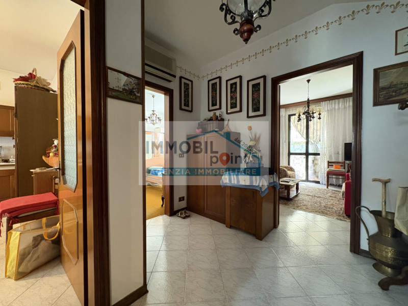 Nel cuore di Veggiano, proponiamo un appartamento in bifamiliare situato interamente al piano ter...