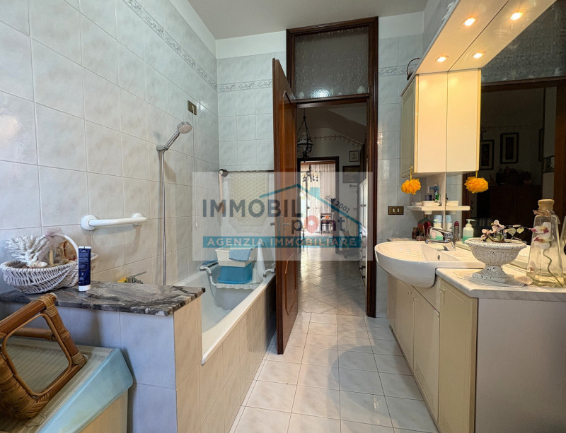 Nel cuore di Veggiano, proponiamo un appartamento in bifamiliare situato interamente al piano ter...