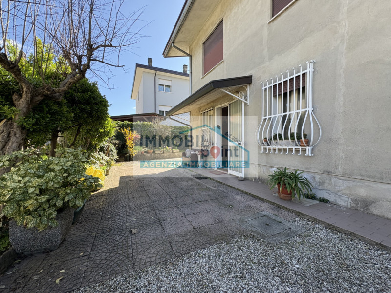 Nel cuore di Veggiano, proponiamo un appartamento in bifamiliare situato interamente al piano ter...