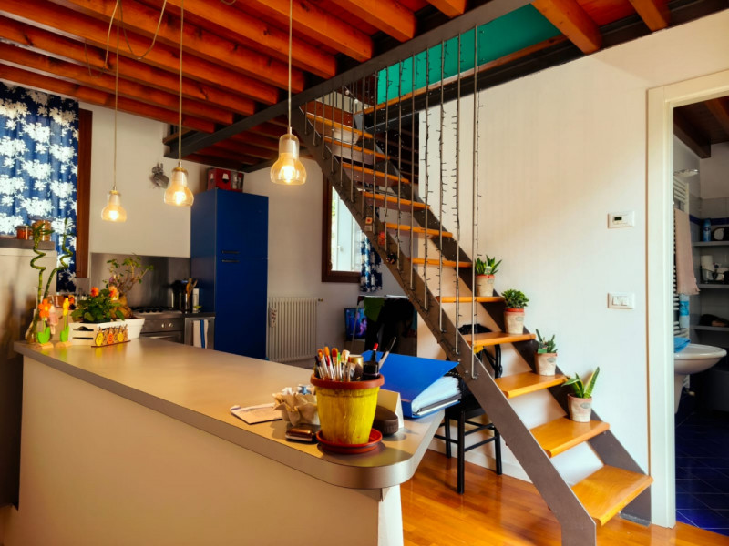 Scopri un'opportunità unica di vivere in uno splendido appartamento duplex situato nel cuore dell...