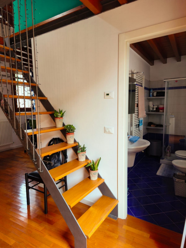 Scopri un'opportunità unica di vivere in uno splendido appartamento duplex situato nel cuore dell...