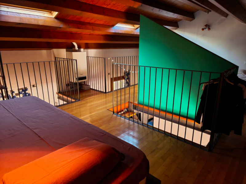 Scopri un'opportunità unica di vivere in uno splendido appartamento duplex situato nel cuore dell...