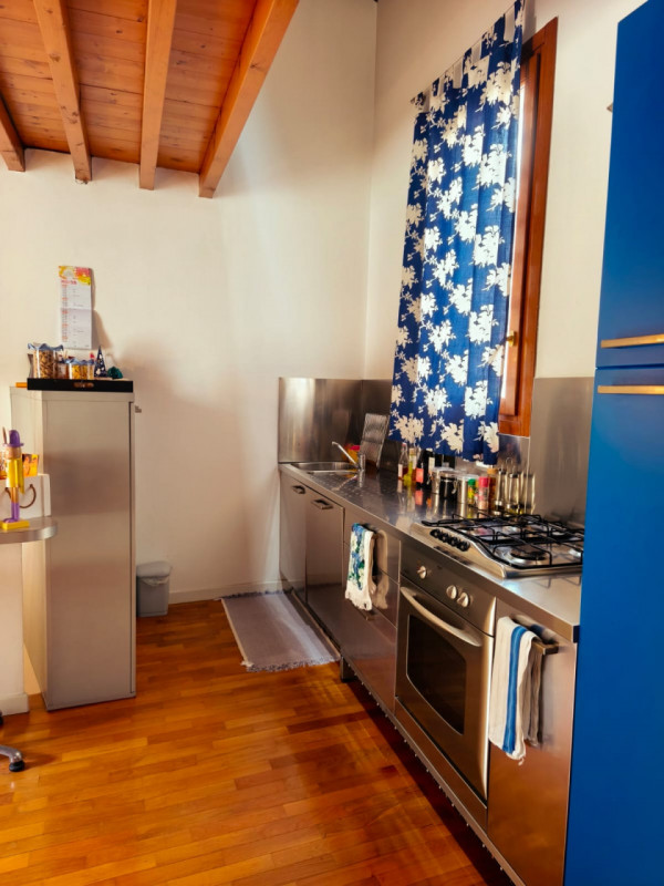 Scopri un'opportunità unica di vivere in uno splendido appartamento duplex situato nel cuore dell...