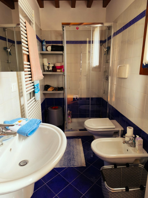 Scopri un'opportunità unica di vivere in uno splendido appartamento duplex situato nel cuore dell...