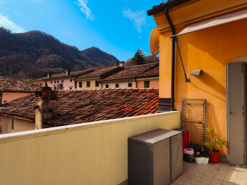 Scopri un'opportunità unica di vivere in uno splendido appartamento duplex situato nel cuore dell...