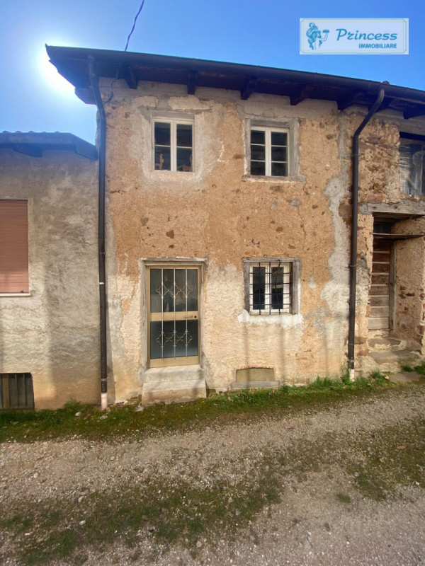 Valli del Pasubio, in contrà Bernardi  proponiamo in vendita una casa affiancata con una superfic...