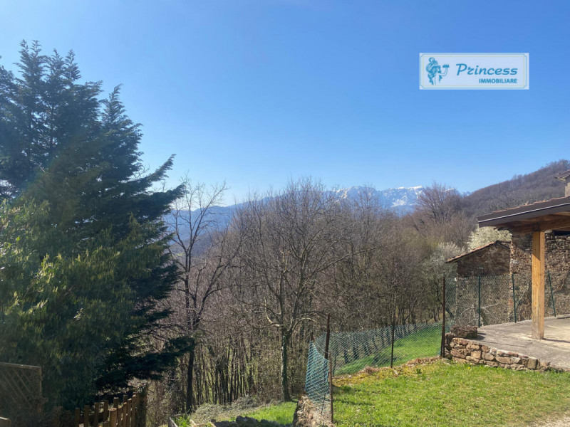 Valli del Pasubio, in contrà Bernardi  proponiamo in vendita una casa affiancata con una superfic...