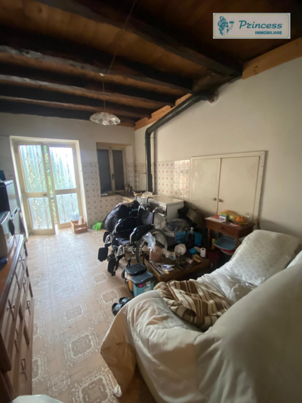 Valli del Pasubio, in contrà Bernardi  proponiamo in vendita una casa affiancata con una superfic...