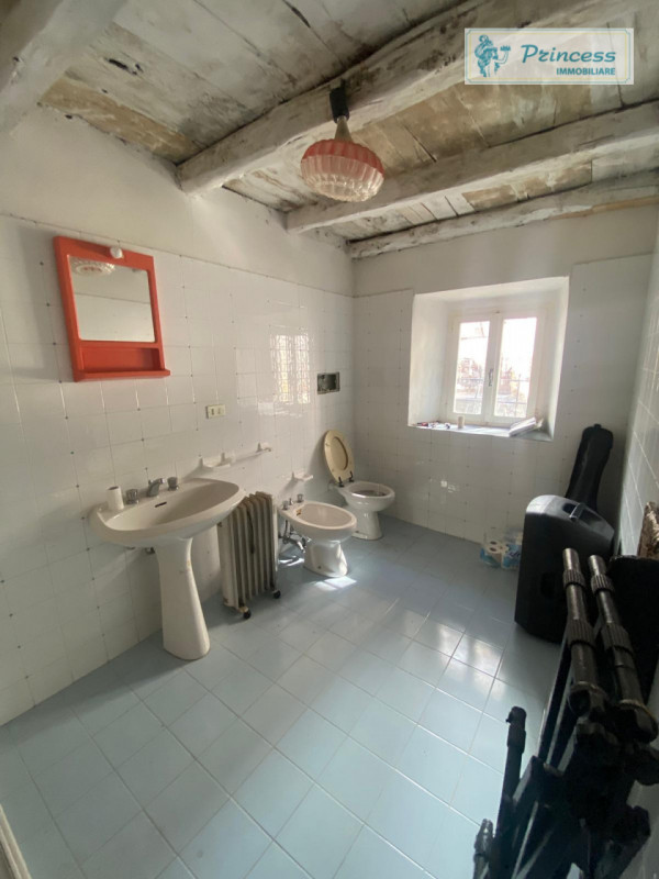 Valli del Pasubio, in contrà Bernardi  proponiamo in vendita una casa affiancata con una superfic...