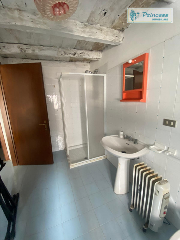 Valli del Pasubio, in contrà Bernardi  proponiamo in vendita una casa affiancata con una superfic...