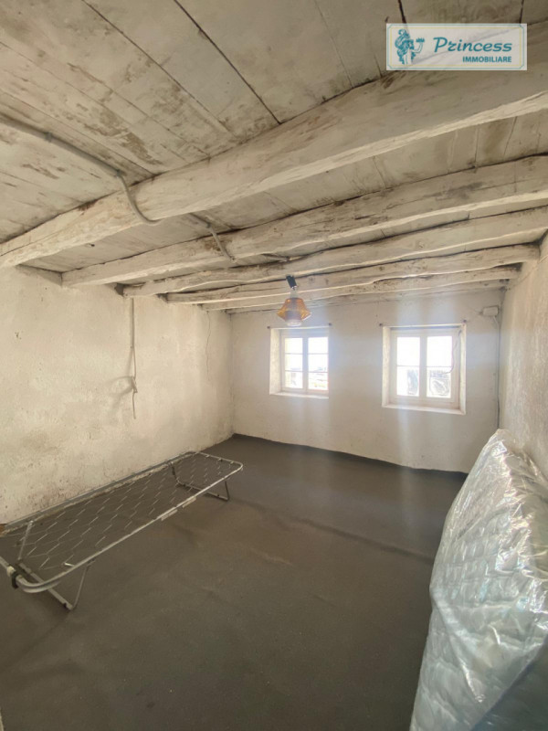 Valli del Pasubio, in contrà Bernardi  proponiamo in vendita una casa affiancata con una superfic...