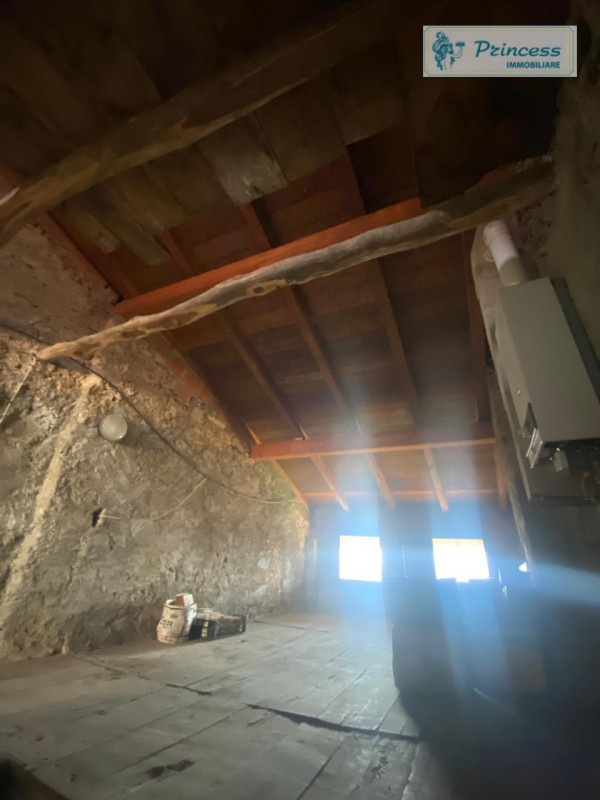 Valli del Pasubio, in contrà Bernardi  proponiamo in vendita una casa affiancata con una superfic...