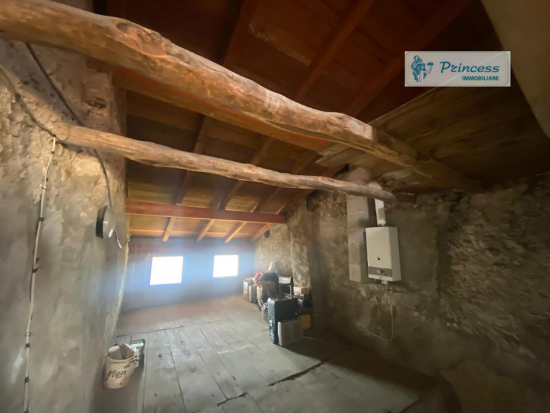 Valli del Pasubio, in contrà Bernardi  proponiamo in vendita una casa affiancata con una superfic...