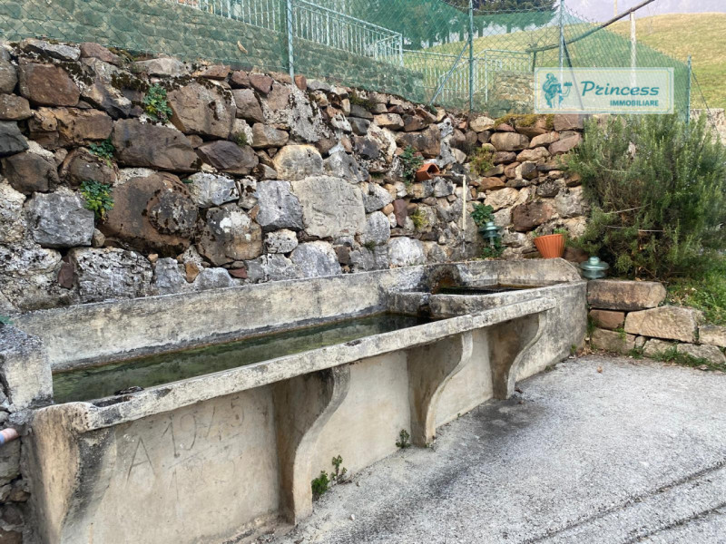 Valli del Pasubio, in contrà Bernardi  proponiamo in vendita una casa affiancata con una superfic...