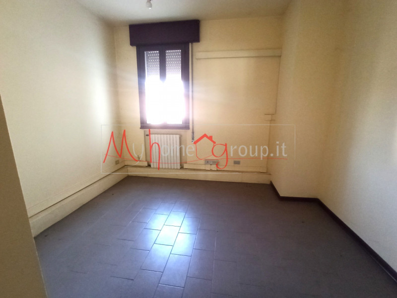 RONCAGLIA (RIF: A1259-R): Proponiamo in vendita un ampio immobile accatastato come locale commerc...