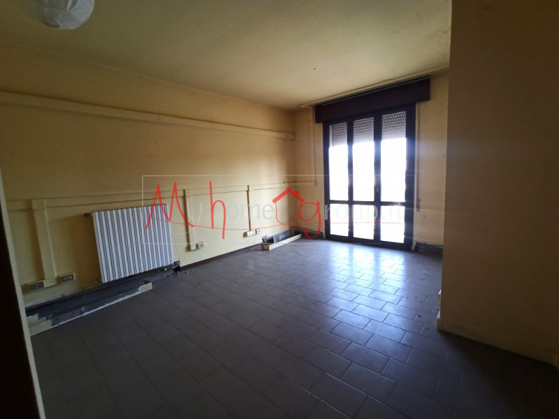 RONCAGLIA (RIF: A1259-R): Proponiamo in vendita un ampio immobile accatastato come locale commerc...