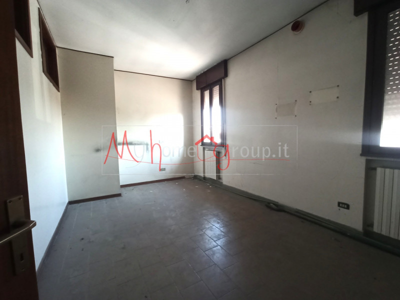 RONCAGLIA (RIF: A1259-R): Proponiamo in vendita un ampio immobile accatastato come locale commerc...